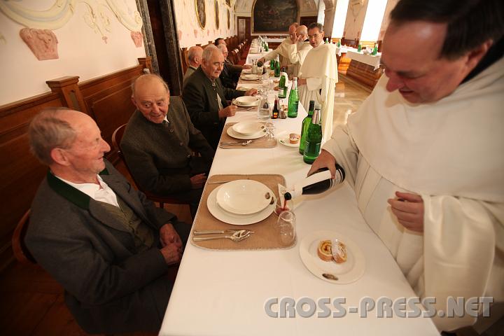 2009.04.09_11.15.48.jpg - P. Bernhard Vosicky serviert gekonnt den Klosterwein.