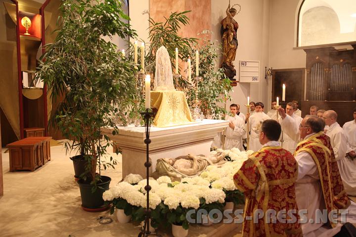 2009.04.10_19.16.22.jpg - In der Kreuzkirche ist das Heilige Grab zur stillen Anbetung aufgebaut: Wir gedenken, dassder gttliche Erlser selbst das Grab mit uns sterblichen Menschen geteilt hat.