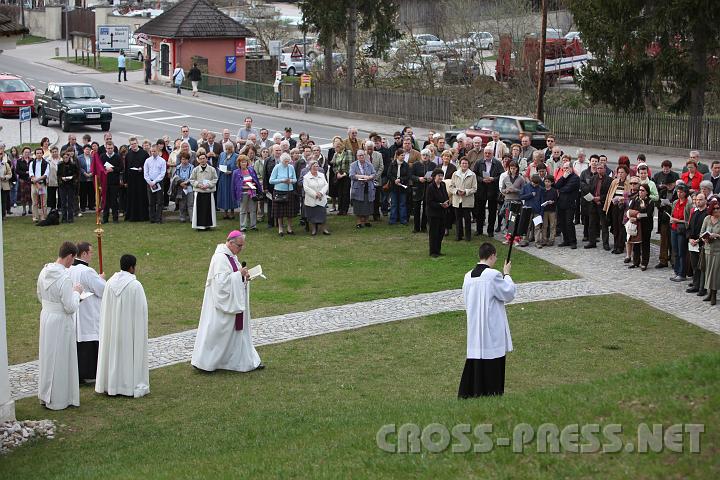 2009.04.05_15.05.04.jpg - Viele Glubige waren zum Kreuzweg am Palmsonntag Nachmittag gekommen.