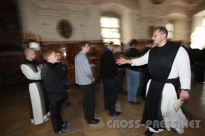 2009.04.10_10.41.57.jpg - P.Karl (er ist u.v.a. auch Zeremoniemeister) als Schiff in der Brandung bei der stressigen Probe fr die Hochamt-Liturgie.