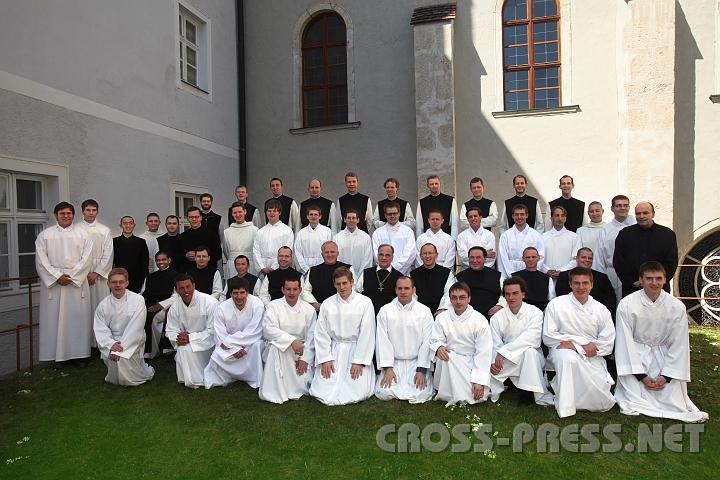 2009.04.12_10.53.35.jpg - Die jungen Mnner der "KlOster-Tage" mit Herrn Abt uned Konvent.  "Die Karwoche war besonders gesegnet, auch durch die Hilfe von 23 jungen Mnnern, die das Leben mit uns teilten, beim Klosterputz halfen und dann vor allem die Liturgie des Heiligen Triduum in der liturgischen Assistenz mitgestalteten. Jeder von unseren jungen Gsten erhielt einen jungen Mitbruder als 'Schutzengel' zur Seite gestellt, sodass sie sich schnell im klsterlichen Leben zurecht fanden. Alle haben mit Begeisterung und Hingabe ministriert, was man auch durch die gute geistliche Atmosphre spren konnte. Die jungen Mnner waren eine Bereicherung fr uns", so P.Karl.