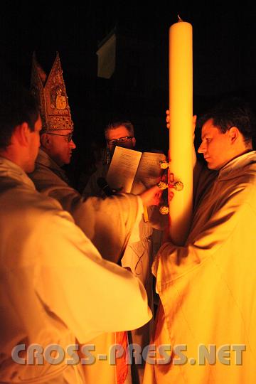 2009.04.11_21.07.32.jpg - Abt Gregor segnet die Osterkerze.