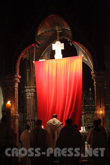 2009.04.11_22.19.01.jpg - Das Kreuz ber den Hauptaltar wird enthhlt