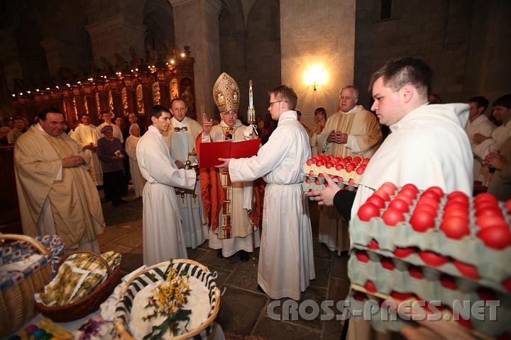 2009.04.11_23.52.22.jpg - Die Speisenweihe nahm Abt Gregor vor.