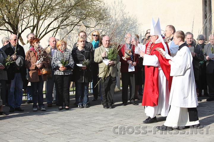 2009.04.05_08.10.37.jpg - Die Glubigen erhalten von Herrn Abt Weihrauch-Segen.