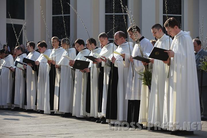 2009.04.05_08.17.01.jpg - Die Schola mit Palmzweigen.