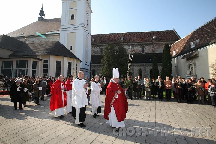 2009.04.05_08.17.57.jpg - Angefhrt von Abt Gregor gehen die Glubigen mit Palmzweigen in einer Prozession zur Stiftskirche.