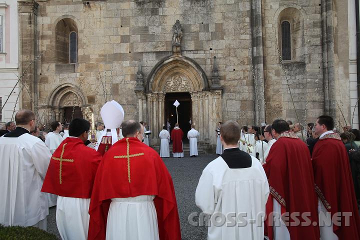 2009.04.05_08.24.53.jpg - Erst nach 3maligem Klopfen, was an Jesu Einzug in Jerusalem erinnern sollte, wird das Kirchenportal geffnet und die Glubigen ziehen ein