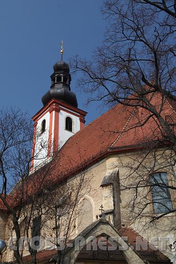 2009.04.06_10.23.15.jpg - Wrflach: Die Pfarrkirche hat den Charakter einer Wehrkirche und wird bereits 1381 erstmals schriftlich erwhnt. Sie soll aber schon 1204 gestanden sein, war romanisch und ein "Christus-Salvator-Kopf" und ein "Sonnenkopf" erinnern noch an diesen Bau.1479 entstand dann ein sptgotischer Bau mit Wehrmauer und auch aus dieser Bauepoche sind etliche Elemente erhalten geblieben.1683 wurde die Kirche von den Trken zerstrt, spter wieder aufgebaut und barockisiert und erhielt 1733 den heutigen Turm, einen sogenannten Dachreiter.