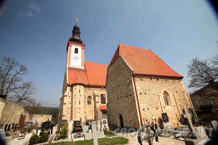 2009.04.06_10.44.05.jpg - Wrflach: Die "Kleine Kirche", direkt neben der Pfarrkirche, drfte 1497 erbaut worden sein. Sie war ein Teil der Wehranlage, diente als Subkirche und verfiel.Erst 1885 wurde sie restauriert und als "Herz-Jesu-Kapelle" geweiht.1966 abermals renoviert, zhlt sie heute zu den schnsten gotischen Sakralbauten Niedersterreichs.Es ist auch das Erbauungsjahr der Pfarrkirche nicht einwandfrei feststellbar, doch wei man , dass sie ursprnglich eine Filialkirche der Mutterpfarre St. Lorenzen am Steinfelde war und erst im Jahre 1783 unter Kaiser Joseph I. eine selbstndige Pfarrkirche wurde.