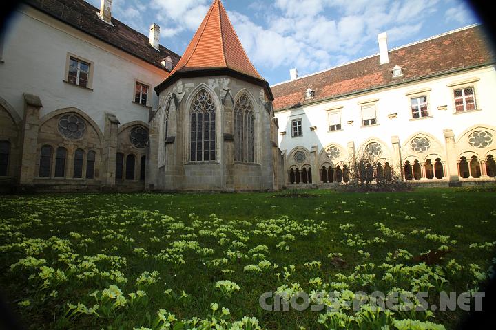 2009.04.08_07.57.03.jpg - Kreuzgang-Hof