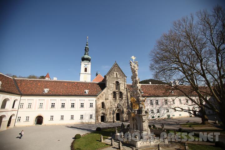 2009.04.10_15.59.36.jpg - Innenhof des Stiftes