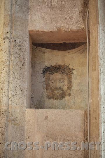 2009.04.12_10.38.55.jpg - Antlitz Jesu mit Dornenkrone, Sule von Ciborium, Hauptaltar