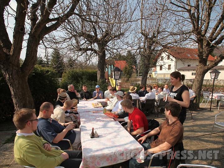 2009.04.07_14.17.43.jpg - Nach der anstrengenden Wanderung gab es "Dispens" fr ein Eis.  ;)