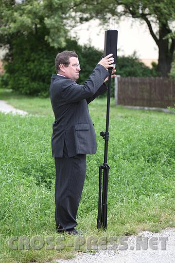 2009.06.11_11.01.28.jpg - Heutzutage gibt es zu den Diensten der Himmels-, Kreuz- und Fahnentrger auch einen ganz besonders anspruchsvollen: Lautsprechertrger.