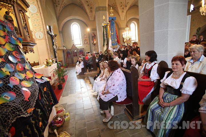 2009.06.11_10.23.26.jpg - In Hrm sind Gottesdienste -nicht nur an Feiertagen- gut besucht.  Die vielen kleinen Fische, die vorm Seitenlatar schwrmen, sind die Firmlinge.  Darunter warten die Krberl mit Bltenblttern, um bei der Prozession vor dem Herrn verstreut zu werden.