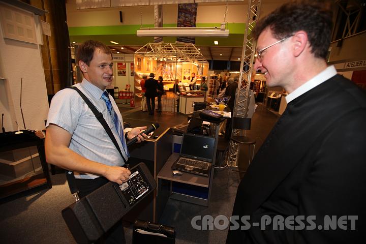 2009.10.08_15.41.21.jpg - Frater Dominik Riegler aus Seitenstetten interessiert sich fr die Technik beim Gottesdienst.