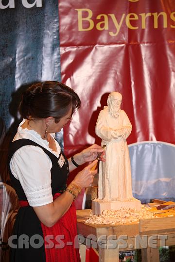 2009.10.08_16.50.12.jpg - Helga Stuckenberger, Holzbildhauerin aus Oberammergau.