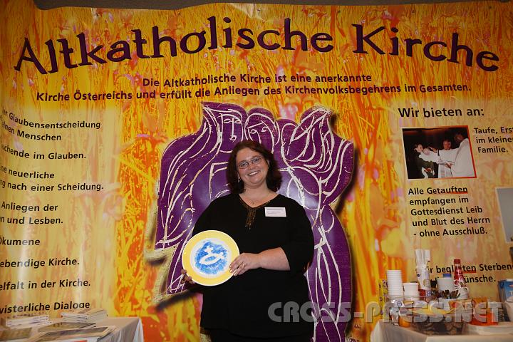 2009.10.08_16.30.28.jpg - Ihre Kirche reprsentierte Dipl.Theol. Sabine Clasani, die junge Pfarrerin der Altkatholiken sterreichs, die zugleich als erste Frau in dieses Amt gewhlt und geweiht wurde.