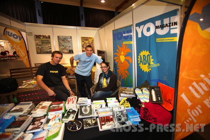 2009.10.08_17.05.09.jpg - Das katholische Jugendmagazin "YOU!" und christliche Jugendliteratur präsentierten Chefredakteur Michael Cech und jugendliche Mitarbeiter.