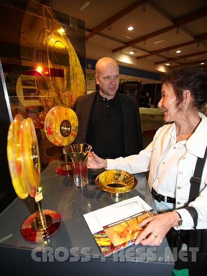 2009.10.08_17.07.43.jpg - Bei Mag. Heinz Ebner aus Wien ist jede Monstranz ein Unikat. Diese Modelle sind in Anlehnung an die 2007 fr den Papst gestaltete Monstranz aus Fusingglas.