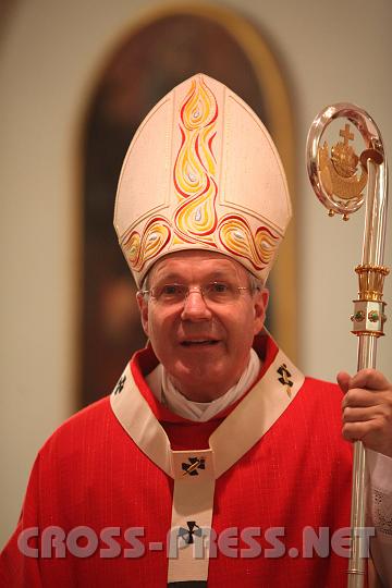 2009.10.10_15.54.46.jpg - Der Grokanzler des ITI, Kardinal Schnborn, hielt eine einfhlsame Predigt anlsslich der Wiedererffnung in Trumau in welcher er besonders die Familienfreundlichkeit der Hochschule lobte sowie eine Zusammenarbeit der Theologie mit den Naturwissenschaften "essentiell" nannte.