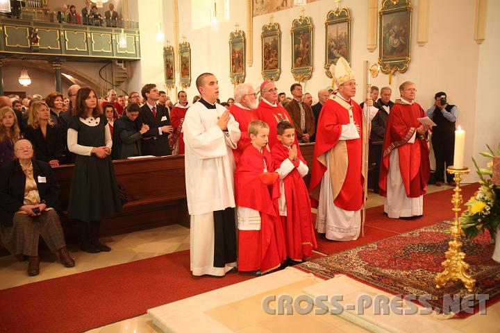 2009.10.10_16.50.34.jpg - Die Trumauer Pfarrkirche war viel zu klein, um alle Festgottesdienstteilnehmer aufzunehmen.  Kardinal Schönborn mit (v.l.n.r.) P.Denis Borel, Abt Henckel Donnersmarck und ITI Rektor Msgr. Prof. Larry Hogan.