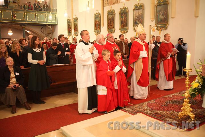 2009.10.10_16.50.34.jpg - Die Trumauer Pfarrkirche war viel zu klein, um alle Festgottesdienstteilnehmer aufzunehmen.  Kardinal Schnborn mit (v.l.n.r.) P.Denis Borel, Abt Henckel Donnersmarck und ITI Rektor Msgr. Prof. Larry Hogan.