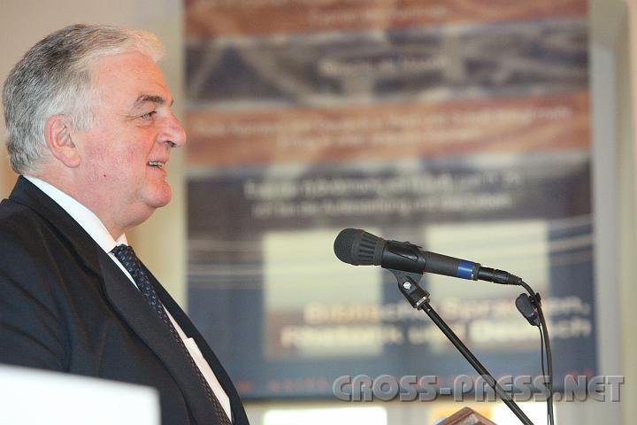 2009.11.21_10.35.35.jpg - Gastreferent Dr. Martin Bolldorf (sterr. Botschafter im Vatikan) wies auf die Notwendigkeit der strkeren internationalen Vernetzung mit anderen Ordenshochschulen hin und uerte den Wunsch nach mehr Kontakt Richtung Osteuropa. Die Hochschule sollte sich auch strker um die Untersttzung der Laien kmmern, die in einer skularisierten und glaubensfeindlichen Umgebung stehen.