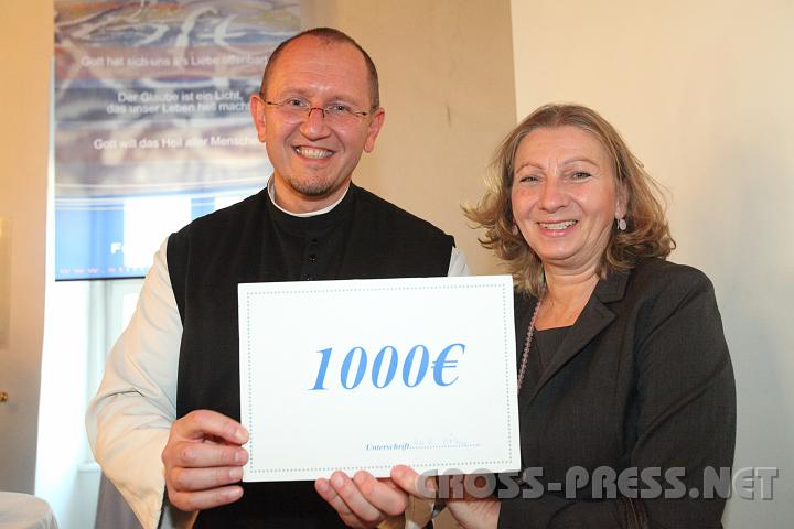 2009.11.21_11.47.57.jpg - Die rtliche Caritas berraschte Dekan Prof.P.Karl Wallner mit einer Spende fr bedrftige Studenten aus Sri Lanka und anderen Lndern.