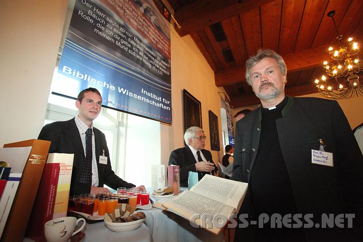 2009.11.20_15.02.09.jpg - Doz. Dr. Krzysztof Dariusz LISEWSKI zeigt beim Stand des Institutes fr Biblische Wissenschaften eine Bibel in hebrischer Sprache.