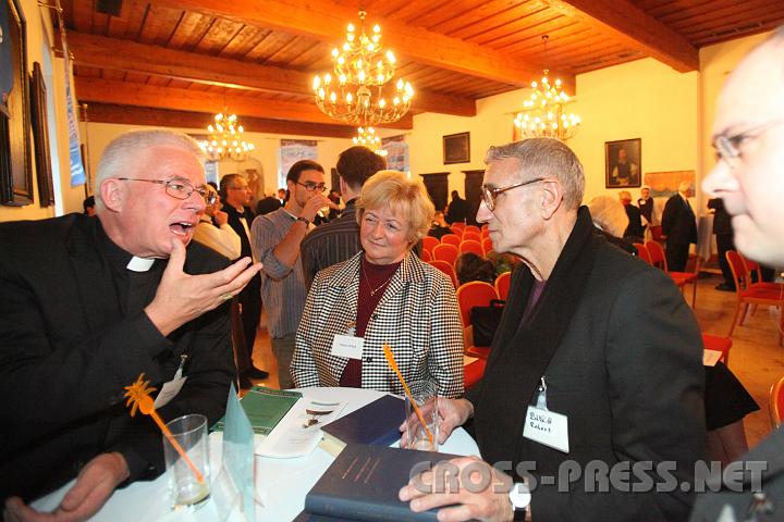 2009.11.20_15.39.05.jpg - Weihbischof Dr. P. Franz Lackner vom Institut fr Philosophie bt Rhetorik beim Stand des Instituts fr Sprachen und Rhetorik, ... wie in guten altgriechischen Zeiten auf der Agor, dem damaligen Info-Marktplatz.  ;)