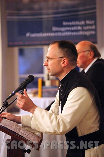 2009.11.20_16.30.50.jpg - Der Vizerektor der Hochschule, Prof. P. DDr. Alkuin Schachenmayr, stellt das Institut fr Kirchengeschichte vor.