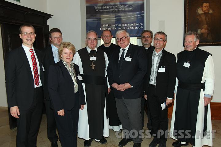 2009.11.21_10.08.20.jpg - Gastreferent Mag. Wolfgang Bamberg (Chefredakteur "Academia"), Gastreferent Bernhard Meuser (Leiter "Weltbild", Pattloch Verlag), Gastreferentin Waltraud Klasnic (Landeshauptfrau Stmk. a.D.), Grokanzler der Hochschule Prlat Abt Gregor Henckel Donnersmarck, Prof.Dr. P. Karl Wallner (Rektor der Hochschule), Gastreferent Dr. Martin Bolldorf (sterr. Botschafter im Vatikan), Doz. Dr. Ewald Huscava, Prof. Univ.-Doz. Dr. Andreas Schnider und Prof. Dr. P. Norbert STIGLER (alle vom Institut fr Praktische Theologie).