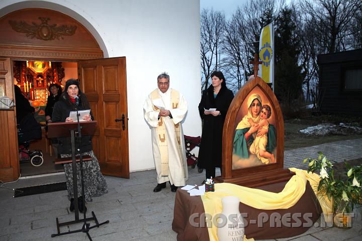 2010.02.28_17.30.13.jpg - Dankandacht sptnachmittags vor der Schnstatt Kapelle am Kahlenberg beim Bild der "Mater Ter Admirabilis" - Dreimal Wunderbare Mutter).