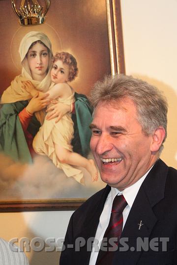 2010.02.28_19.09.50.jpg - P.Felix Strssle, unter dem Gandenbild von Schnstatt beim Ausklang im Bildungshaus der Marienschwestern am Kahlenberg.