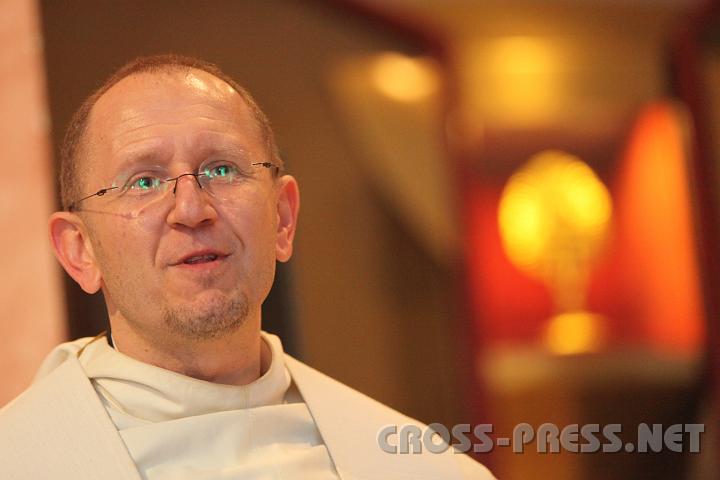 2010.04.09_20.11.57.jpg - Viel sterliche Freude vermittelte Pater Karl Wallner, Rektor der Theologischen Hochschule, den Jugendlichen. Im Hintergrund leuchtet die Kreuzreliquie.