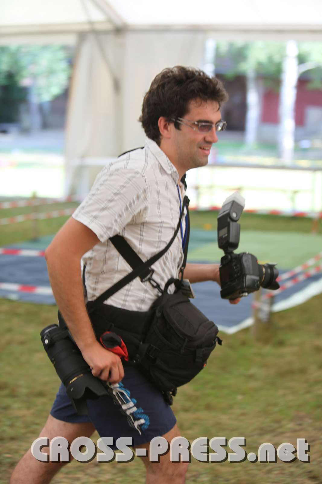 2010.07.22_16.28.47.jpg - Peter Goda, der fliegende Fotograf ist unter 1/1000 nicht scharf zu kriegen.  ;))