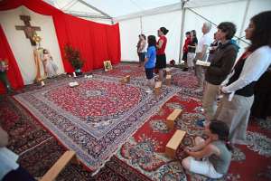 JungFamilienTreffen 2010 Einige Kinder ließen es sich nicht nehmen, bereits am frühen Morgen die Laudes mitzubeten.