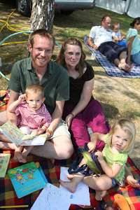 JungFamilienTreffen 2010 Vortrag oder Picknick ? Die Vorträge waren für die Familien nicht nur sehr interessant, sondern auch sehr gemütlich.