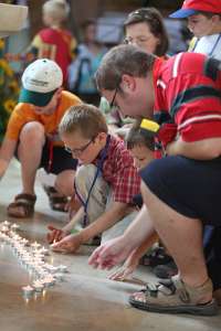 JungFamilienTreffen 2010 Die Gottesdiensten wurden gemeinsam gestaltet. Hier wird für jedes totgeborene oder verstorbene Kind ein Licht entzündet.