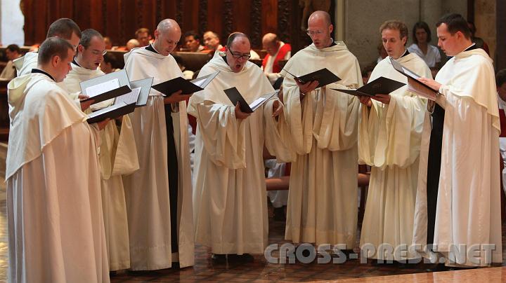 2010.08.16_16.23.36.jpg - Die berhmte Heiligenkreuzer Schola.