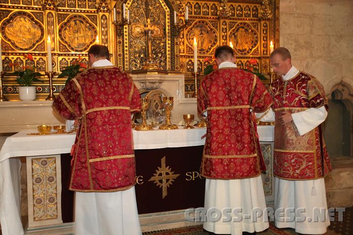 2010.08.16_16.58.23.jpg - Whrend fr die anderen nach der Kommunion der Gottesdienst weitergeht, beginnt fr die Diakone ein besonderer Dienst: das heilige Geschirrabwaschen.   ;)