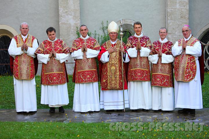 2010.08.16_17.15.20_01.jpg - Nach der Diakonweihe: Abt Christian Feuerstein (Stift Rein), P. Placidus Beilicke , P. Edmund Waldstein, P. Justinus Pech, Weihbischof Franz Lackner, P. Damian Lienhart und Abt Gregor Henckel Donnersmarck.