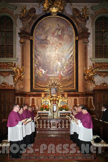 2010.08.27_18.33.03.jpg - Die Chorherren, diesmal nicht im Chorgesthl, sondern beim Marienaltar.