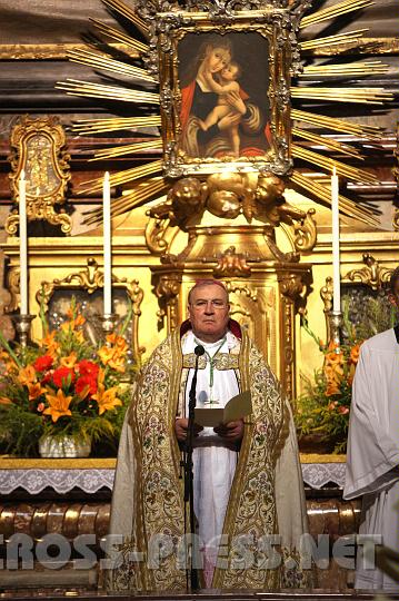 2010.08.27_18.34.37.jpg - Propst Maximilian Frnsinn beim Marienaltar.