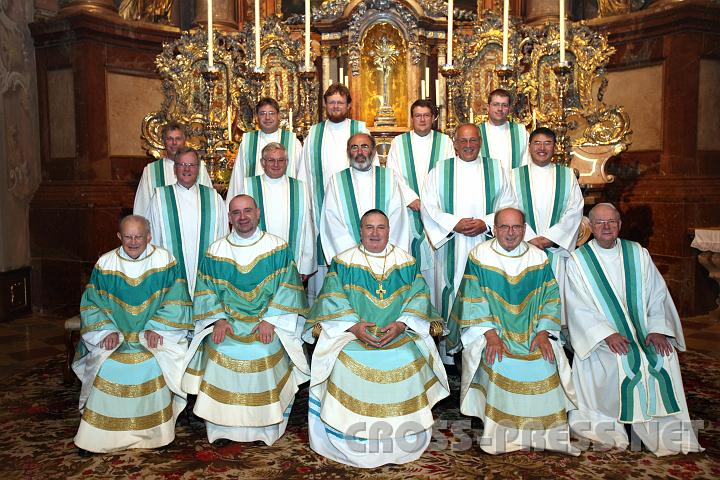 2010.08.28_20.11.24.jpg - Die Brder, ehm, die Patres, ehm, Pardon: die HERREN nach der Pontifikalmesse (die Chorherren sind sehr drauf bedacht, korrekt angesprochen zu werden. ;)