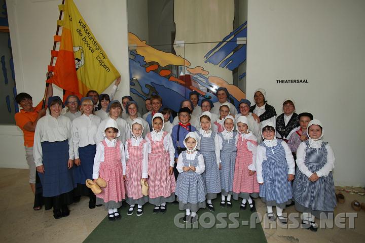 2010.08.27_15.55.51.jpg - Stift Herzogenburg ist Gastgeber der N KinderSommerSpiele. Hier eine Volkstanzgruppe aus Belgien.