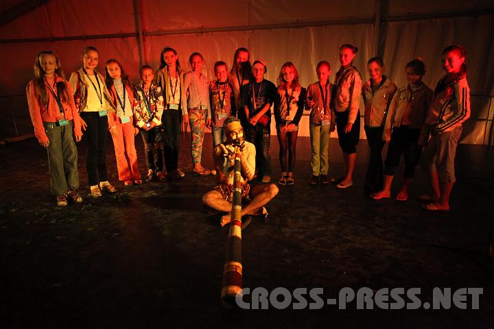 2010.08.27_20.50.26_01.jpg - Nach allen anderen Kontinenten war heuer Australien Thema der N KiSS. Dhinawan Dreaming, "Ambassador of the Aborigines" brachte den Belarus-Tnzerinnen australische Tnze bei.