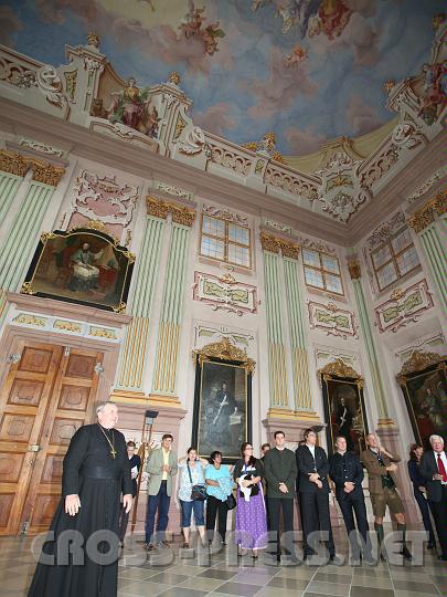 2010.08.28_13.41.12.jpg - Einen kleinen Empfang bereitete den Organisatoren und Gewinnern der "Weien Feder" Gastgeber Propst Frnsinn im Festsaal des Stiftes.